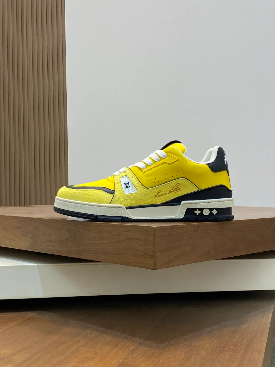 Men's men's shoes 💰820 Lujia New Color Men's 🧍‍♂️trainer sneakers, this LV Trainer sneaker is made of soft grained calfskin, showing pure tones, the #54 logo on the back traces the brand's birth in 1854, the designer's handwritten brand logo embellishes one side, designed by Virgil Abloh himself, a very commemorative sneaker, the new LV Louis Vuitton louis vuitton trainer sneaker low casual sports culture versatile basketball sneakers Size: 35-46 (customized for women 40, men 46)